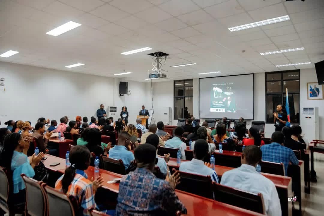 Conférence — auditoire debout
